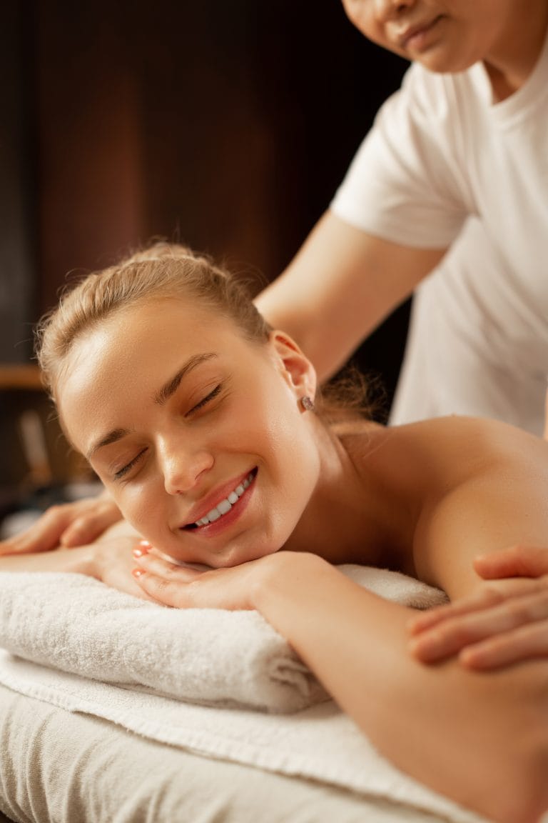 Thai Spa Mağusa'nın iç mekanında uygulanan Kıbrıs masaj hizmeti